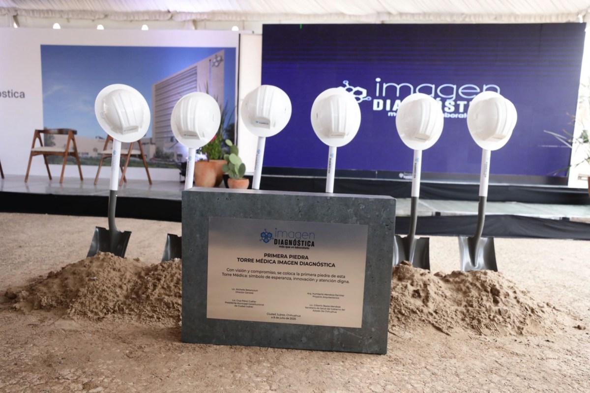 Primera piedra de la torre médica Imagen Diagnóstica, con palas y cascos en la ceremonia